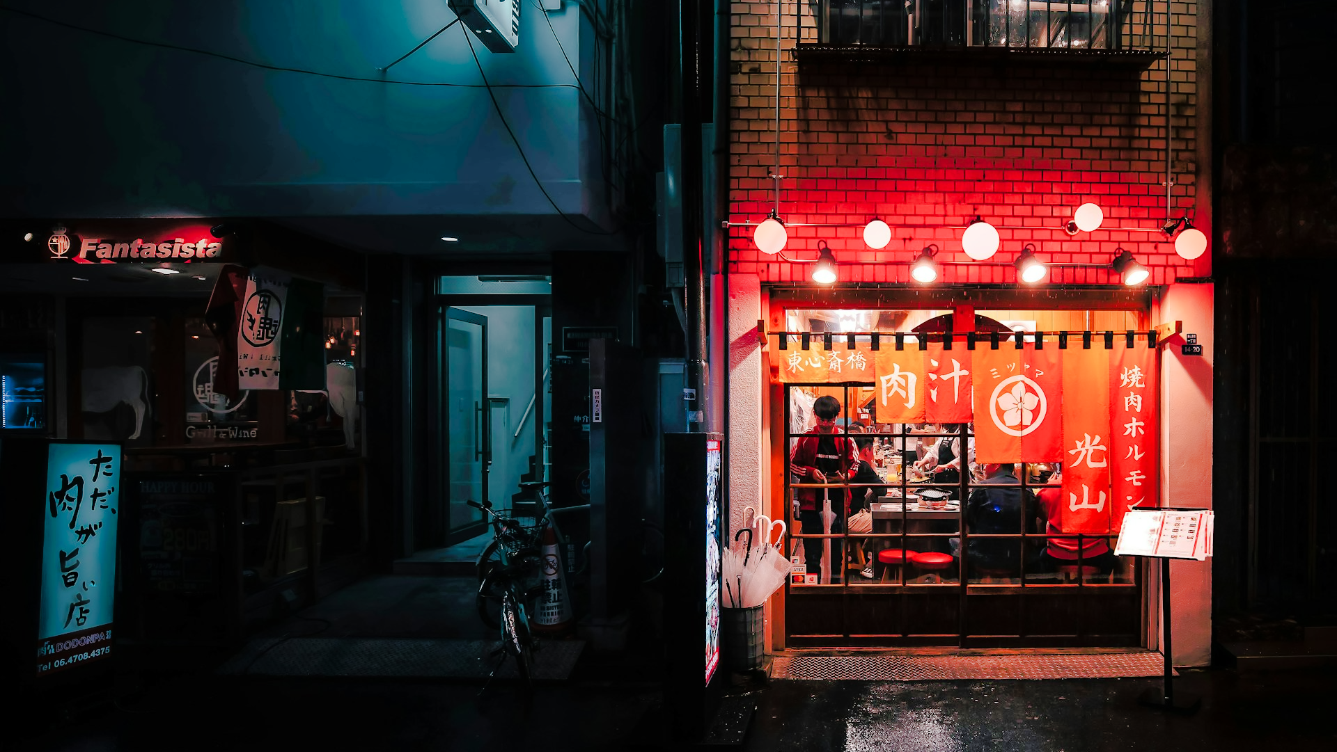 A night photo of an izayaka serving yakiniku in Tokyo.