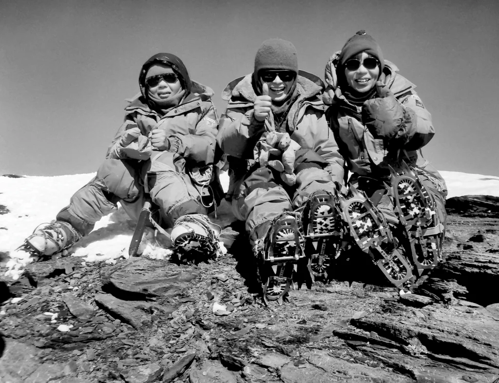 Black and white picture of Junko Tabei posing on a mountain with Nobuko Yanagisawa and Mayuri Yasuhara