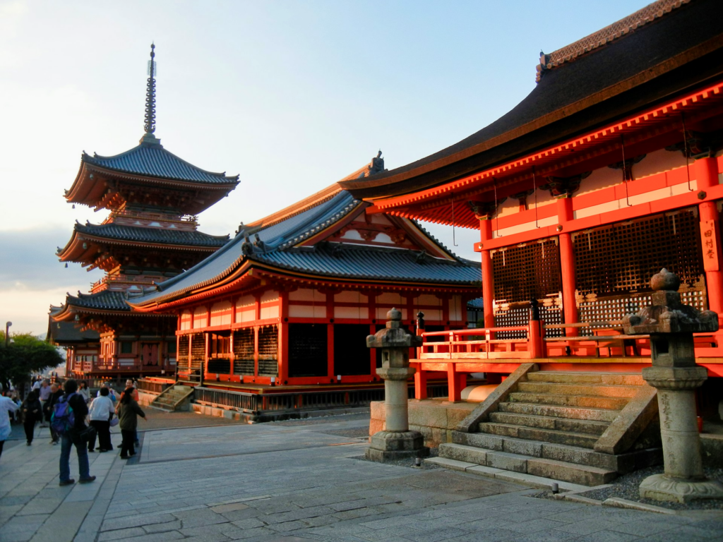 A picture of the buildings inside the Kiyomizu-dera grounds near sunset time.