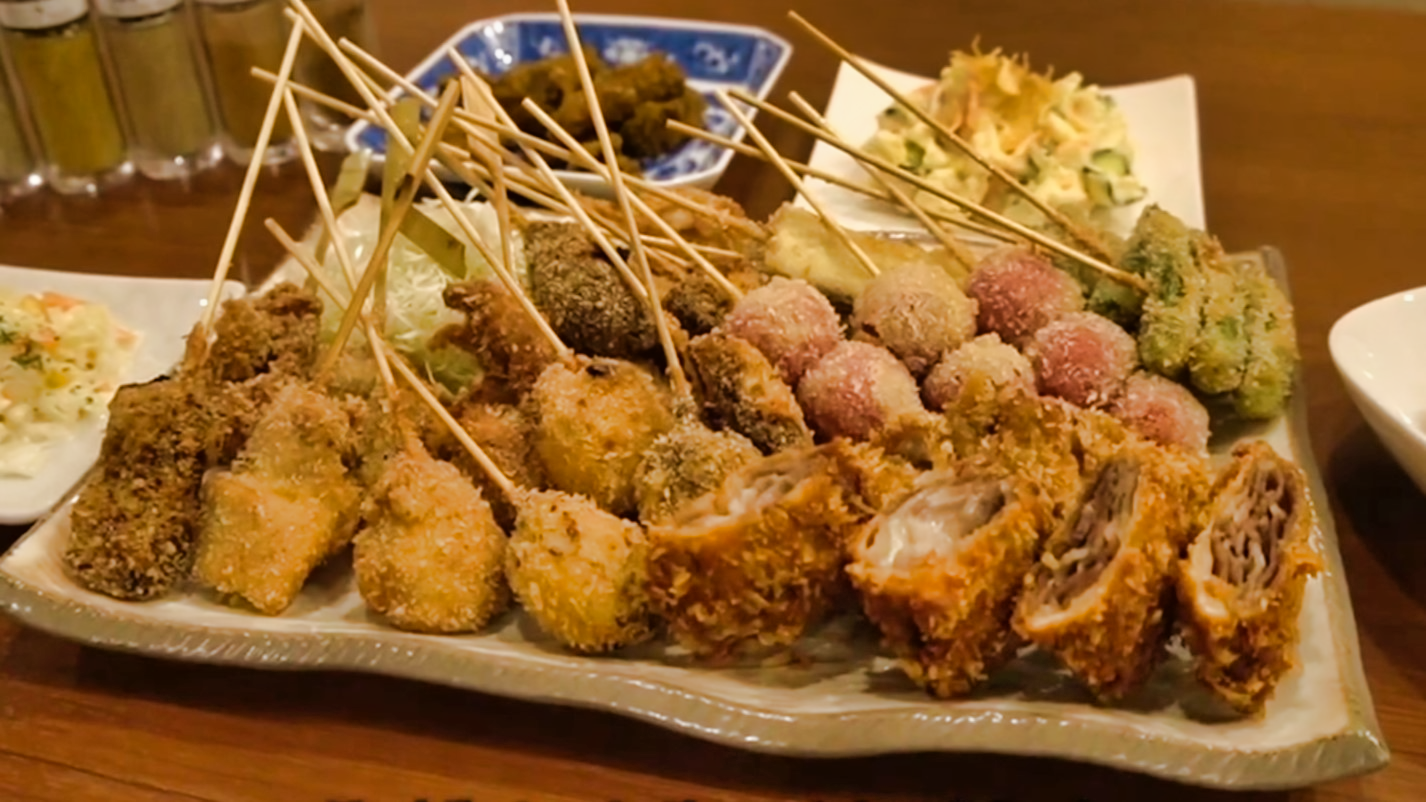 A plate full of Kushikatsu skewers.
